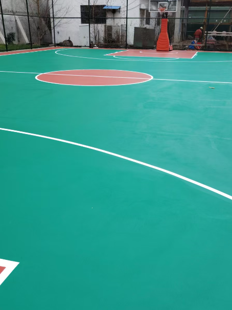 二道 球场长期使用易出现地面开裂
